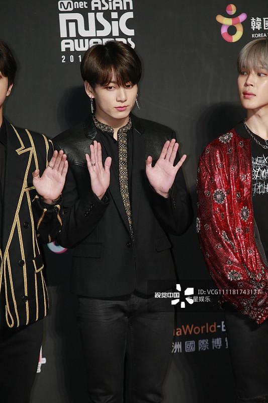 Song Joong Ki - Ahn Jae Hyun cùng BTS và Wanna One đổ bộ thảm đỏ MAMA 2018-20