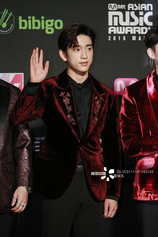 Song Joong Ki - Ahn Jae Hyun cùng BTS và Wanna One đổ bộ thảm đỏ MAMA 2018-22