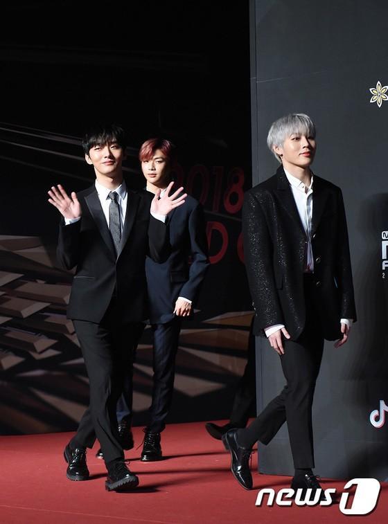 Song Joong Ki - Ahn Jae Hyun cùng BTS và Wanna One đổ bộ thảm đỏ MAMA 2018-24