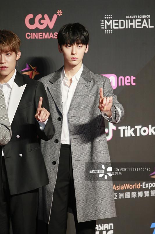 Song Joong Ki - Ahn Jae Hyun cùng BTS và Wanna One đổ bộ thảm đỏ MAMA 2018-26