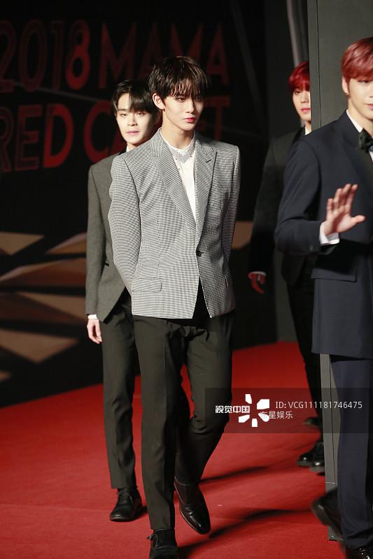 Song Joong Ki - Ahn Jae Hyun cùng BTS và Wanna One đổ bộ thảm đỏ MAMA 2018-27