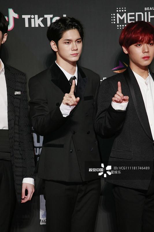 Song Joong Ki - Ahn Jae Hyun cùng BTS và Wanna One đổ bộ thảm đỏ MAMA 2018-28