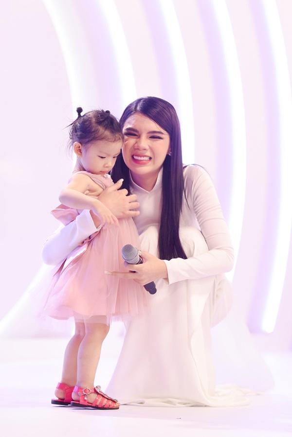 Thí sinh chuyển giới ôm con, mang chồng lên sân khấu khiến Hương Giang tròn mắt ngưỡng mộ-2