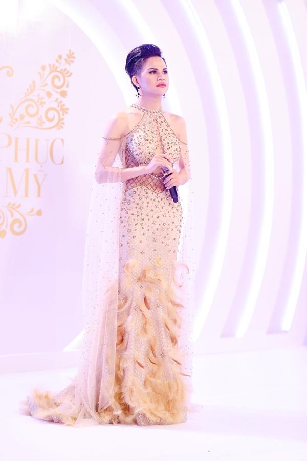 Thí sinh chuyển giới ôm con, mang chồng lên sân khấu khiến Hương Giang tròn mắt ngưỡng mộ-11