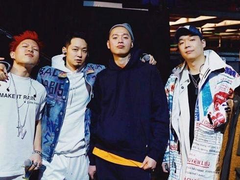 Rapper Hàn diện áo khoác in hình bao bì cám con cò Việt Nam