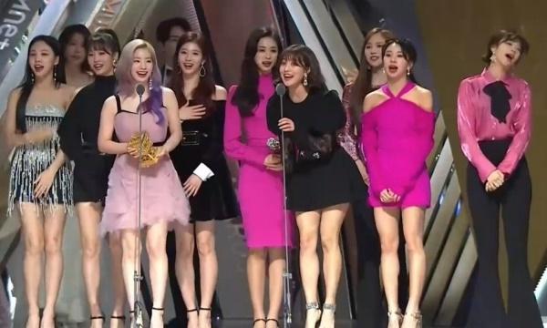 Nhận giải Bài hát của năm tại MAMA 2018, Twice bị chê là trò cười-1