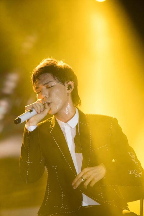 Erik vừa ra mắt MV mới, vừa tổ chức showcase quảng bá ca khúc có tên nhạy cảm DCM-3