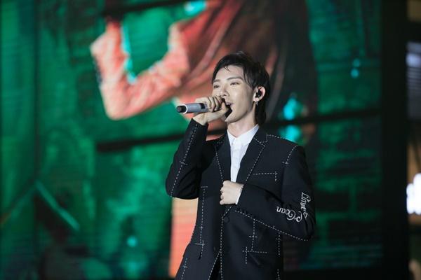 Erik vừa ra mắt MV mới, vừa tổ chức showcase quảng bá ca khúc có tên nhạy cảm DCM-5