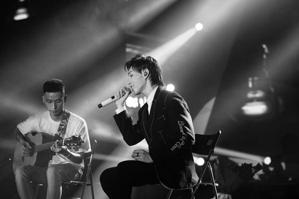 Erik vừa ra mắt MV mới, vừa tổ chức showcase quảng bá ca khúc có tên nhạy cảm DCM-8