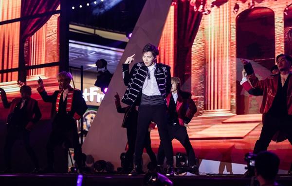 Erik vừa ra mắt MV mới, vừa tổ chức showcase quảng bá ca khúc có tên nhạy cảm DCM-9