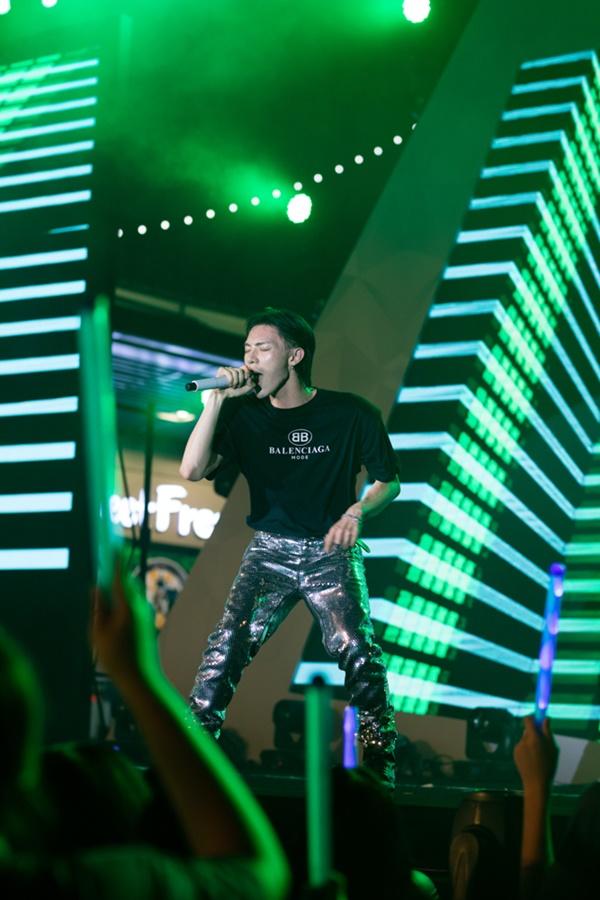 Erik vừa ra mắt MV mới, vừa tổ chức showcase quảng bá ca khúc có tên nhạy cảm DCM-10