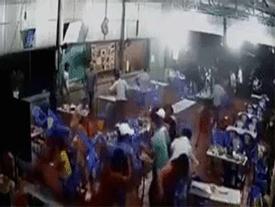 Nhóm côn đồ xông vào quán nhậu, đâm chém loạn xạ Nhóm côn đồ xông vào quán nhậu, đâm chém loạn xạ