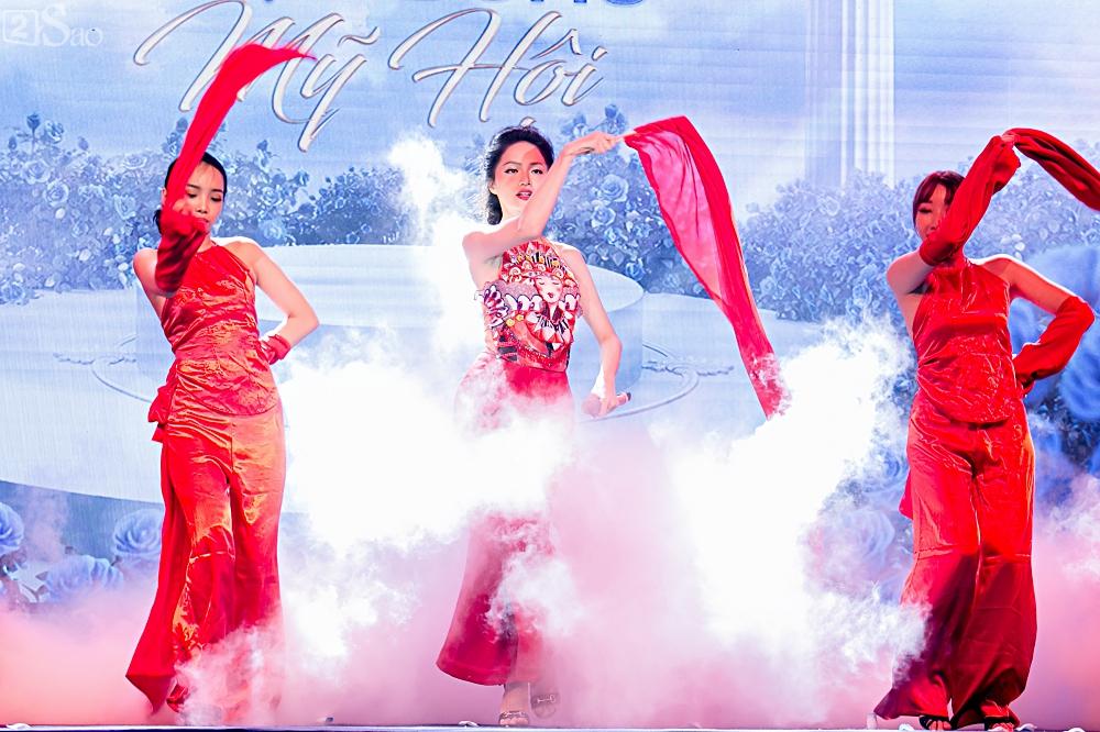 Bỗng dưng thon gọn như vừa giảm cân thần tốc, Hari Won khiến ai nấy đều tròn mắt ngỡ ngàng-9