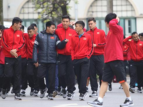 Tuyển Việt Nam đi bộ thả lỏng, người hâm mộ vây kín xung quanh