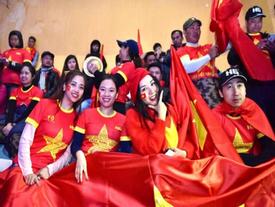 Tiểu thương Đà Nẵng treo cờ kín chợ, nhảy múa cổ vũ đội tuyển Tiểu thương Đà Nẵng treo cờ kín chợ, nhảy múa cổ vũ đội tuyển