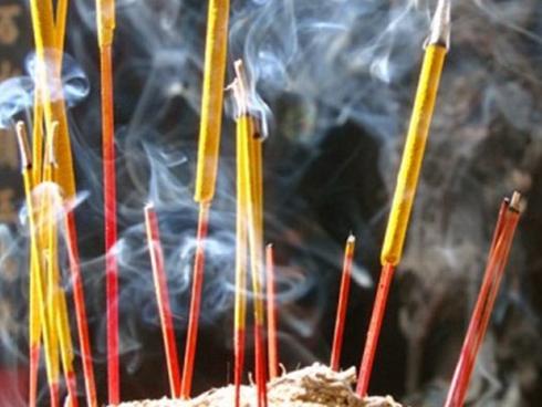 Ngày Rằm, nên thắp trên bàn thờ bao nhiêu nén hương để thu hút tài lộc, gia đạo bình an?-5