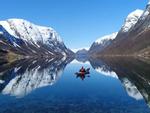 Ngắm nhìn cảnh núi non xanh ngát ở Na Uy bằng thuyền kayak