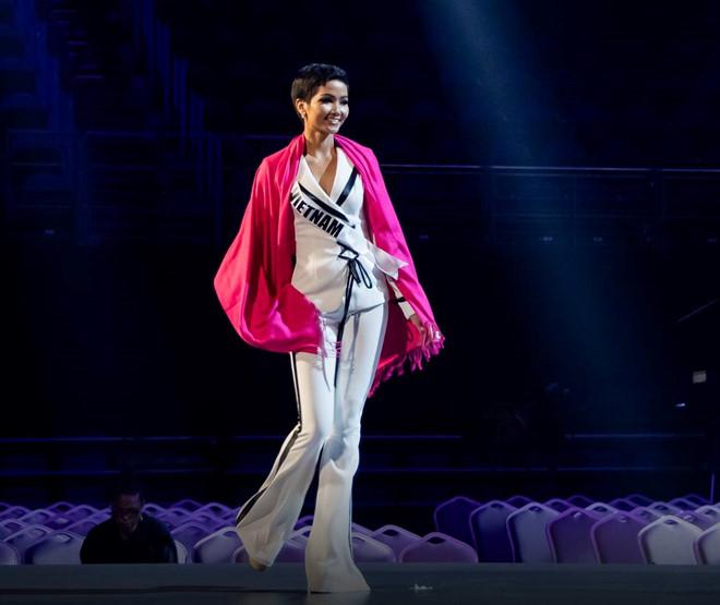 HHen Niê lọt vào mắt xanh của một loạt cựu Hoa hậu Hoàn vũ trước thềm chung kết Miss Universe 2018-10