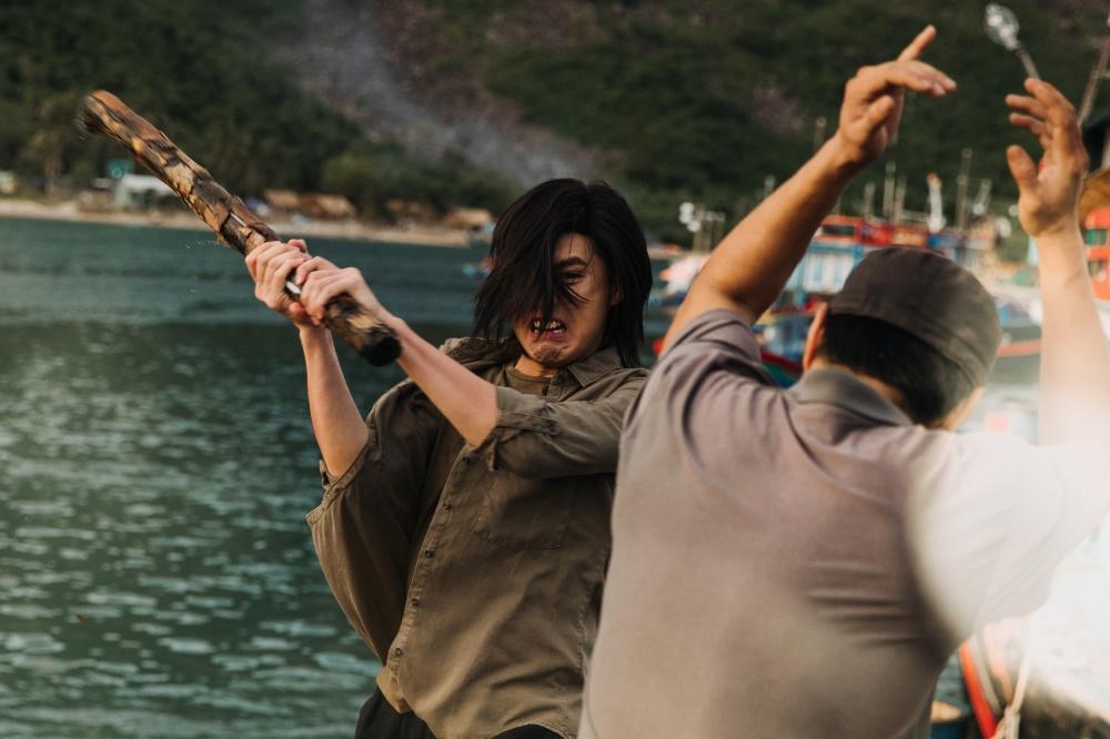 Noo Phước Thịnh để tóc dài, đánh nhau ác liệt trong MV mới-5