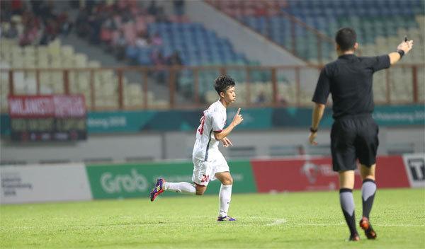Bí mật về đôi giày giúp Văn Đức ghi bàn trong trận chung kết với Malaysia tại AFF Cup 2018-5