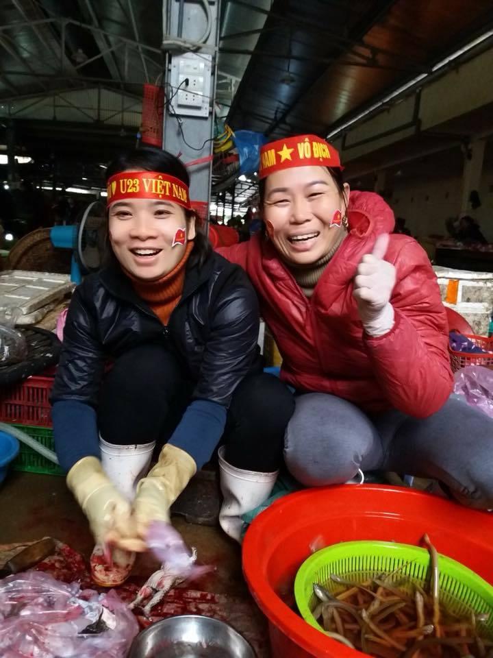 Tiểu thương, công nhân đeo băng rôn cổ vũ đội chủ nhà-2