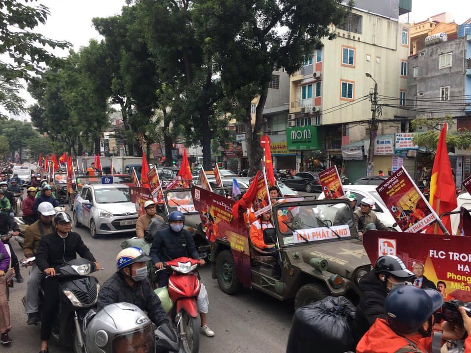 Bóng chưa lăn cổ động viên Malaysia đã đại náo đường phố, khán giả Việt nói gì?-3