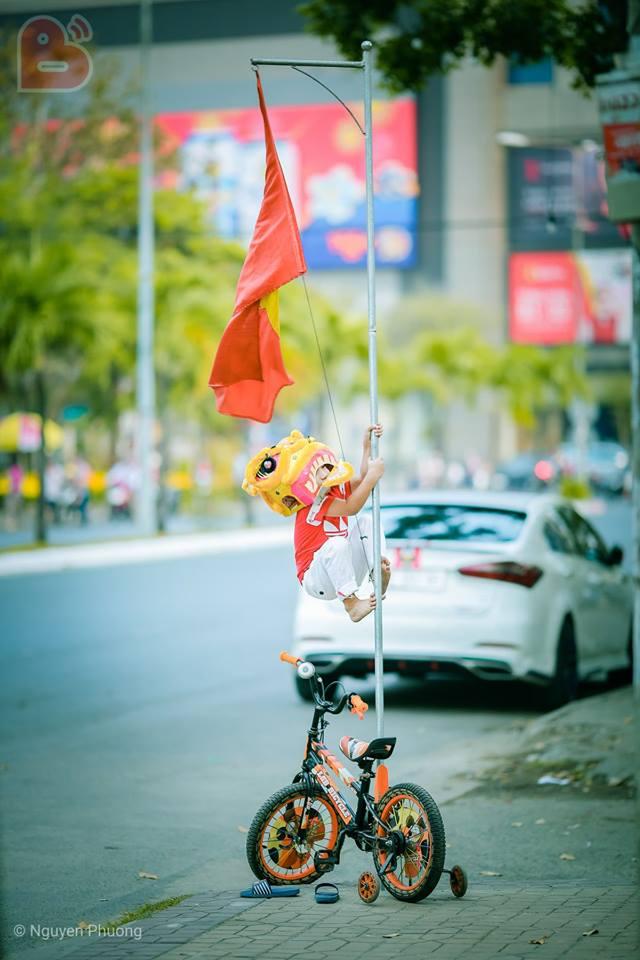 Bóng chưa lăn cổ động viên Malaysia đã đại náo đường phố, khán giả Việt nói gì?-6