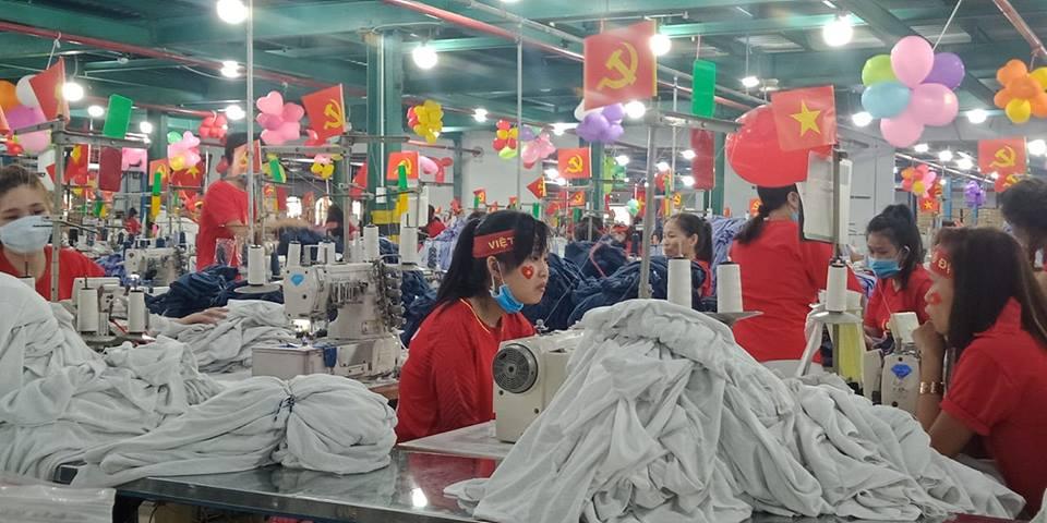 Bóng chưa lăn cổ động viên Malaysia đã đại náo đường phố, khán giả Việt nói gì?-7