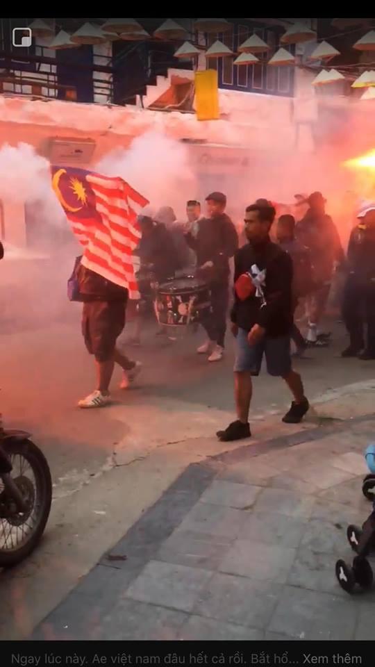 Bóng chưa lăn cổ động viên Malaysia đã đại náo đường phố, khán giả Việt nói gì?-11