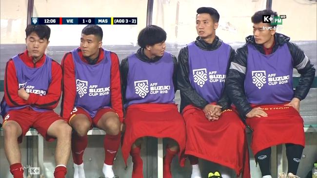 Bức ảnh HÀI NHẤT AFF CUP: Ngồi ghế dự bị Xuân Trường ngủ gật, Bùi Tiến Dũng và Công Phượng mặc váy chống rét-1