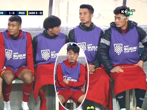 Bức ảnh HÀI NHẤT AFF CUP: Ngồi ghế dự bị Xuân Trường ngủ gật, Bùi Tiến Dũng và Công Phượng 'mặc váy' chống rét