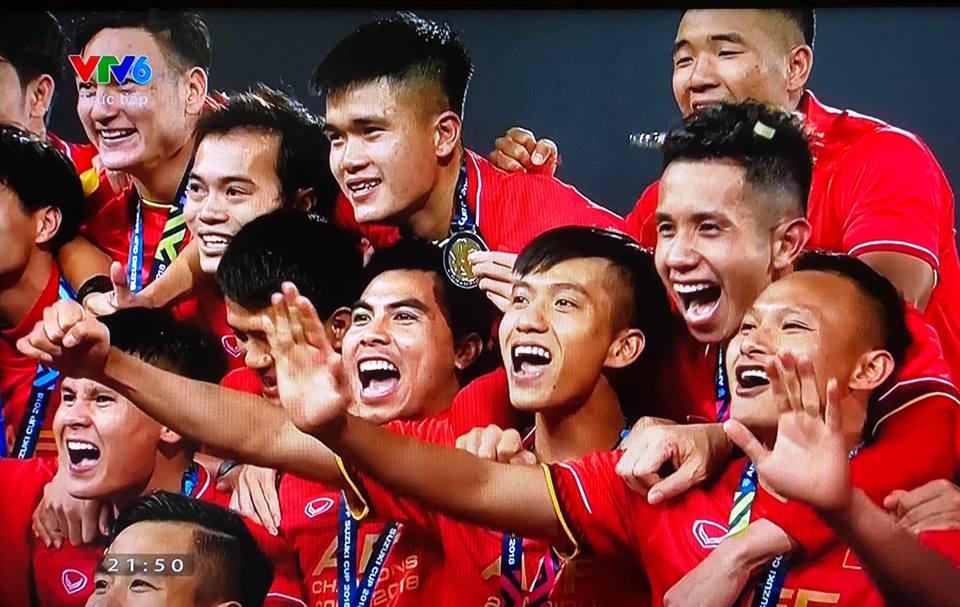 Dàn sao Việt gào nổ mạng xã hội, tưng bừng đi bão ăn mừng tuyển Việt Nam vô địch AFF Cup 2018-2