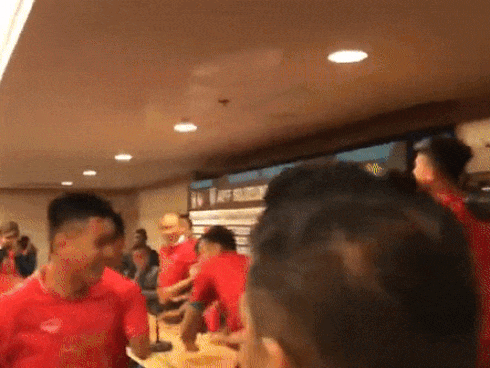 Bức ảnh ăn mừng chiến thắng hot nhất mạng xã hội hôm qua: Thầy Park tình bể bình bên Văn Quyết-4