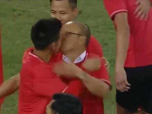 Bức ảnh ăn mừng chiến thắng hot nhất mạng xã hội hôm qua: Thầy Park 'tình bể bình' bên Văn Quyết