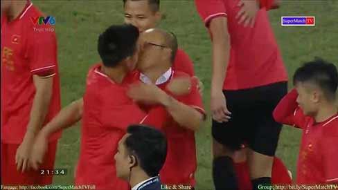 Bức ảnh ăn mừng chiến thắng hot nhất mạng xã hội hôm qua: Thầy Park tình bể bình bên Văn Quyết-1