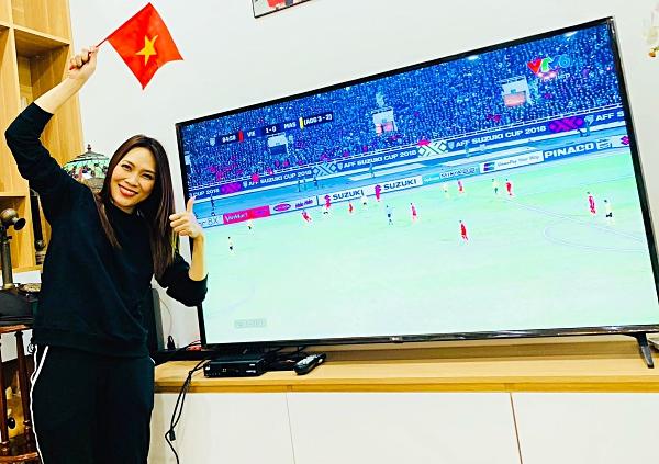 Phi siêu xe 3 bánh ra đường, Mỹ Tâm lại gây sốt với kiểu đi bão AFF Cup hài đố ai bì kịp-1