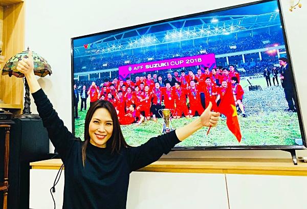 Phi siêu xe 3 bánh ra đường, Mỹ Tâm lại gây sốt với kiểu đi bão AFF Cup hài đố ai bì kịp-2