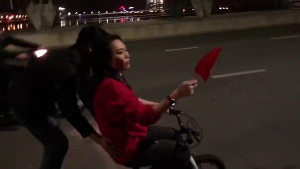 Phi siêu xe 3 bánh ra đường, Mỹ Tâm lại gây sốt với kiểu đi bão AFF Cup hài đố ai bì kịp-6