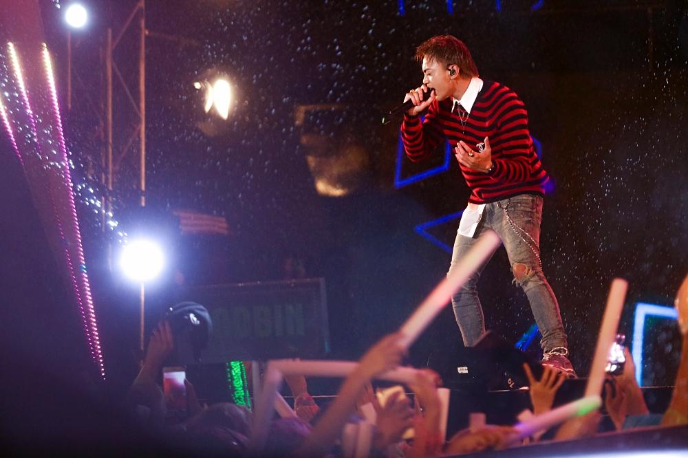 Dàn sao khủng bùng cháy cùng hàng chục ngàn khán giả Đà Nẵng bất chấp trời mưa-4