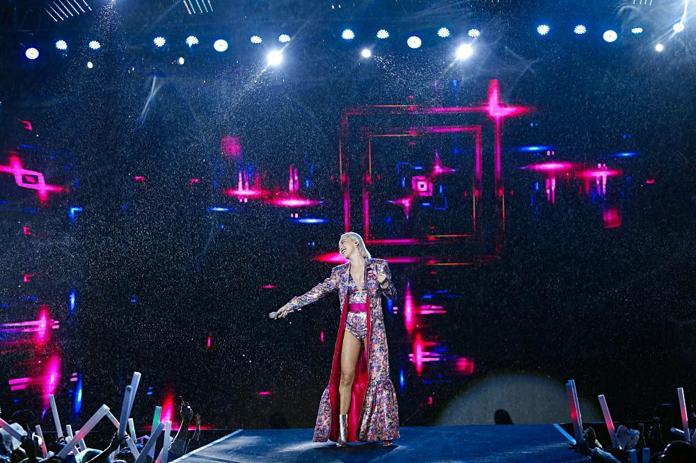 Dàn sao khủng bùng cháy cùng hàng chục ngàn khán giả Đà Nẵng bất chấp trời mưa-2