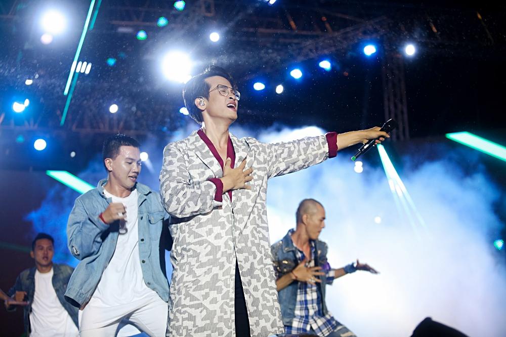 Dàn sao khủng bùng cháy cùng hàng chục ngàn khán giả Đà Nẵng bất chấp trời mưa-6