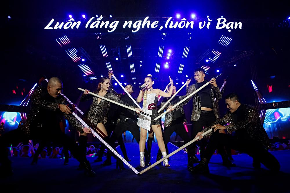 Dàn sao khủng bùng cháy cùng hàng chục ngàn khán giả Đà Nẵng bất chấp trời mưa-12