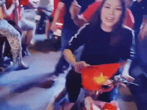 Không quan tâm tỉ số thắng thua, Mỹ Tâm phi siêu xe ra đường và hô vang Việt Nam vô địch-2