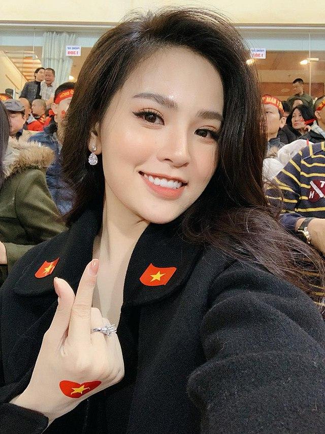 Danh tính không phải dạng vừa của nữ cổ động viên xinh như hoa hậu trong trận chung kết AFF Cup 2018-4