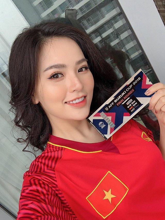Danh tính không phải dạng vừa của nữ cổ động viên xinh như hoa hậu trong trận chung kết AFF Cup 2018-2