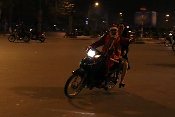 Việt Nam vô địch: Muôn kiểu đi bão hài hước đốn tim người hâm mộ-13