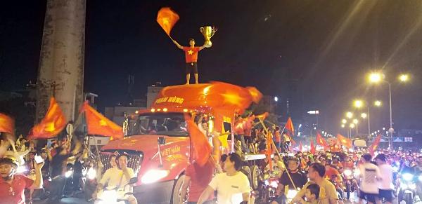 Việt Nam vô địch: Muôn kiểu đi bão hài hước đốn tim người hâm mộ-15