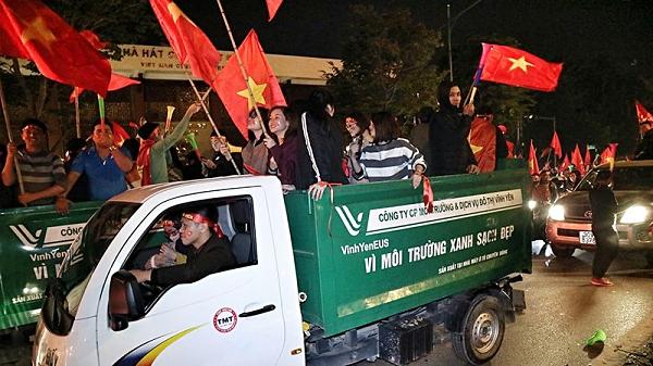 Việt Nam vô địch: Muôn kiểu đi bão hài hước đốn tim người hâm mộ-4