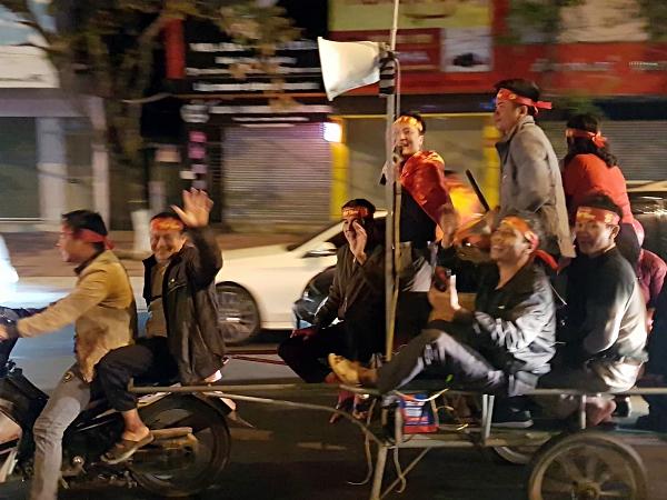 Việt Nam vô địch: Muôn kiểu đi bão hài hước đốn tim người hâm mộ-5