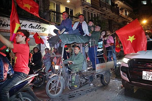 Việt Nam vô địch: Muôn kiểu đi bão hài hước đốn tim người hâm mộ-6